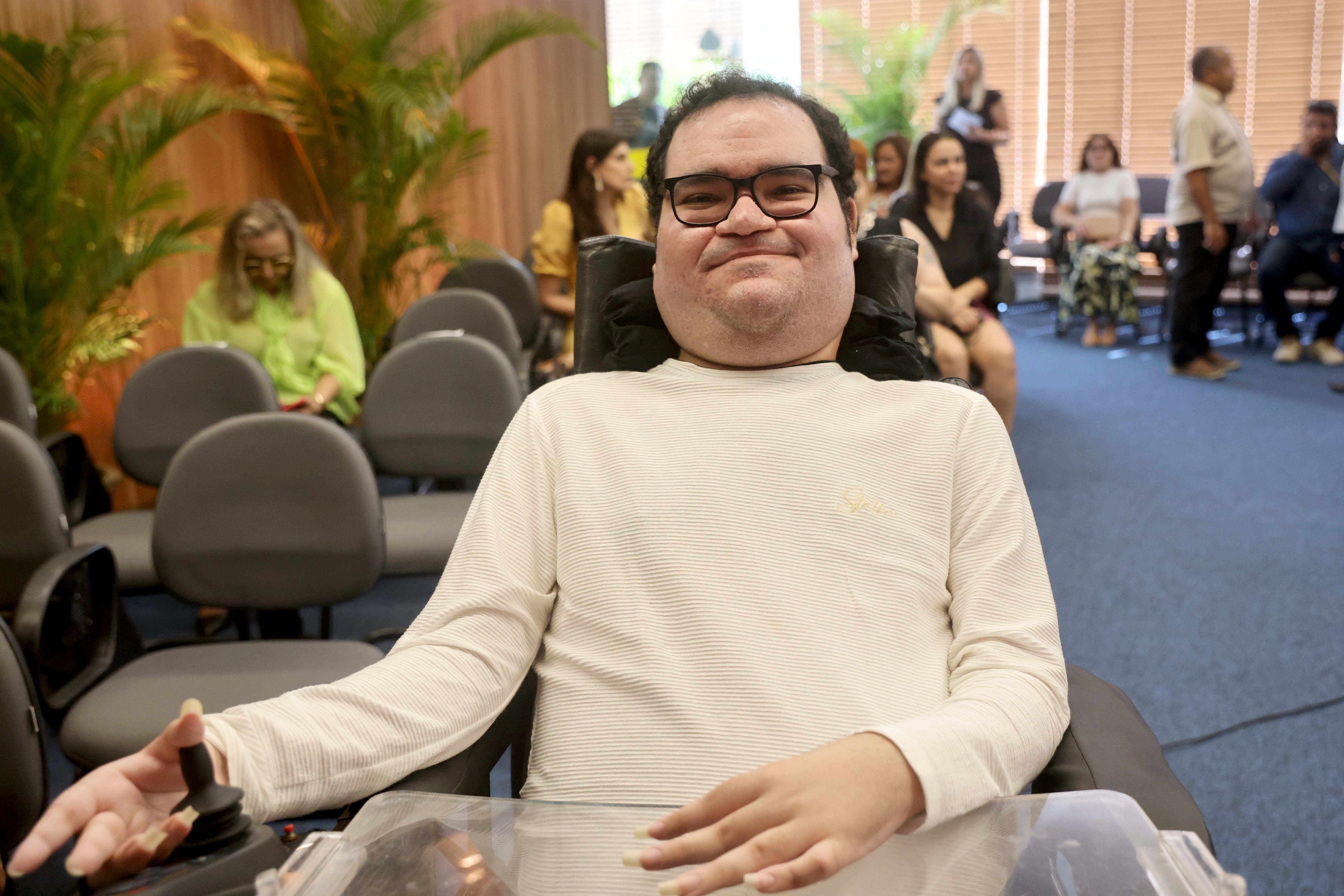 Leonardo Sobreira posa para a foto em uma cadeira de rodas